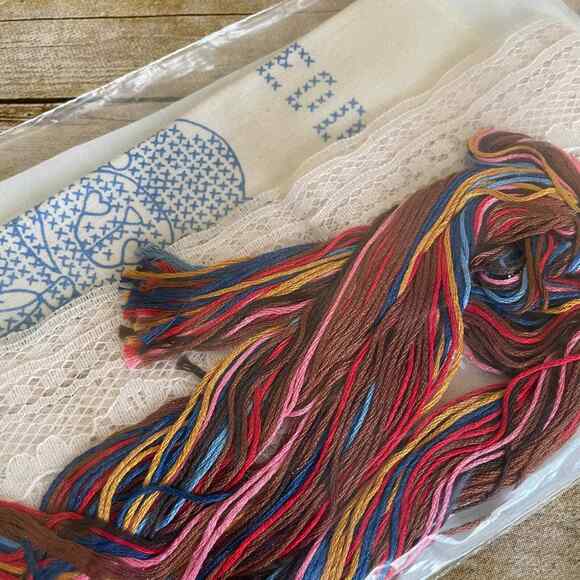 Vintage NEW Teddy Bears Counted Cross Stitch Pillow Kit - Lace Trimmed - 14 x 14 - Picture 6 of 6